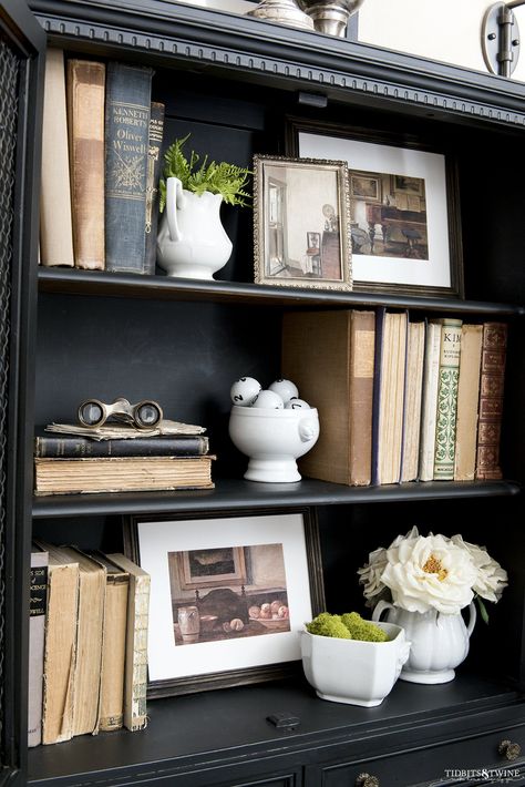 Interior Design Vignette, Christmas Home Decorating, Black Bookshelf, Styling Bookshelves, Black Bookcase, Styling Shelves, Decorating Bookshelves, Decor Christmas Home, Mahogany Furniture