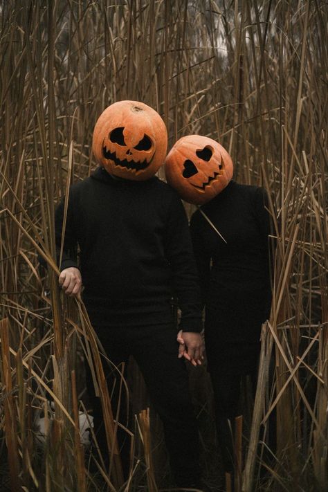 Pumpkin Over Head Photoshoot, Romantic Halloween Photoshoot, Pumpkin On Head Photoshoot Couple, Pumpkin Head Costume Couple, Pumpkin Head Halloween Photoshoot, Cute Pumpkin Head Photoshoot, Spooky Pumpkin Head Photoshoot, Pumpkin Couples Photoshoot, Pumpkin Head Couples Photoshoot