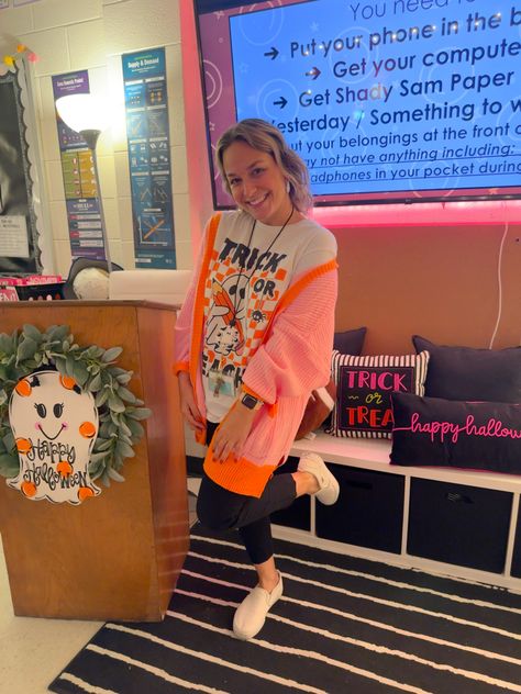 Teacher Spirit Day Outfit, Teacher Tee Outfit, Colorful Teacher Outfits, Prek Teacher Outfits, Teacher Assistant Outfit, Easy Teacher Outfits, Elementary School Teacher Outfits, Pink And Orange Halloween, Assistant Outfit