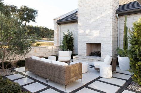 Country Ranch House, Country Patio, Country Ranch, Pavers Backyard, Hill Country Homes, Modern Ranch, Built In Seating, Backyard Porch, Lawn And Landscape