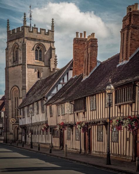 Photography Account, Stratford Upon Avon, Historical Buildings, Uk Photography, One Day Trip, England And Scotland, Historical Place, England Travel, Old Buildings