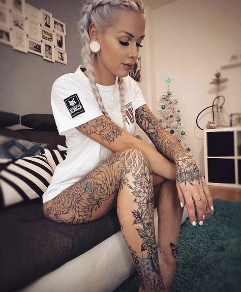 Tattooed Woman Models, Spine Tattoo Ideas For Women, Tattooed Woman, Tattooed Girls, Tattoed Women, Tattoo Ideas For Women, Hot Tattoos, Baby Tattoos, Beauty Tattoos