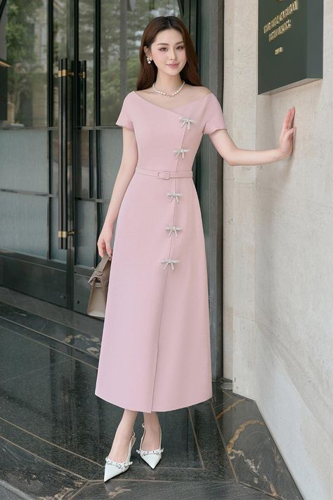 Model Dress Kebaya, Midi Outfits, Dress Korea, Simple Style Outfits, Mean Blvd, Fashion Top Outfits, Work Dresses For Women, Elegant Midi Dresses, Fashion Drawing Dresses