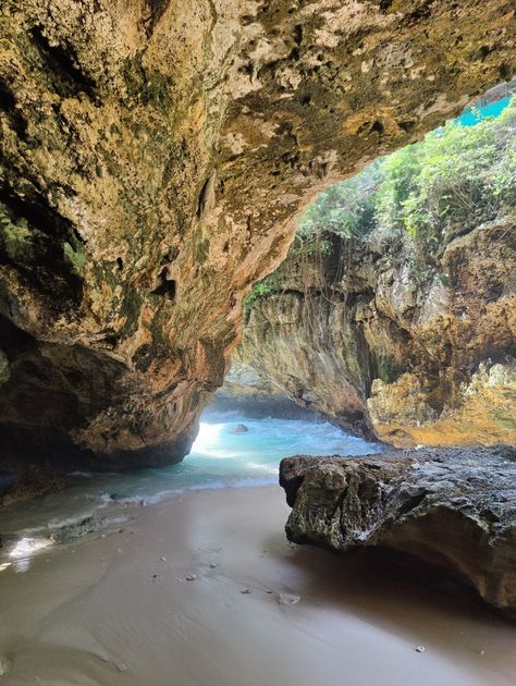 Hidden beach in a cave with big blue waves and rocky walls Bali Baby, Bali Surf, Bali Guide, Uluwatu Bali, Bali Vacation, Gili Island, Travel Wallpaper, M R, Bali Travel