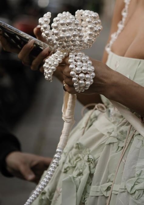 Bouquet With Pearls, Pearl Flower Bouquet, Pearl Bridal Bouquet, Jewelry Accessories Ideas, Pearl Wedding, Beaded Accessories, Beaded Bags, Bride Bouquets, Fashion Details