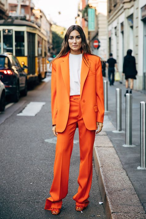 YEP< IT'S ORANGE AGAIN!  IN A 70s POLYESTER SUIT! Alexandra Pereira, 2020 Street Style, Orange Suit, Anna Dello Russo, Estilo Chic, Looks Street Style, Sarah Jessica Parker, Mode Inspo, Alexa Chung