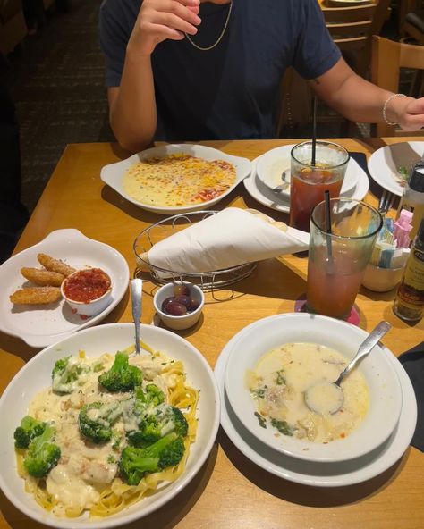 Olive Garden feast 🍝 Olive Garden Aesthetic, Olive Garden Restaurant, Birthday Inspo, Olive Gardens, Olive Garden, Restaurant, Birthday, Quick Saves