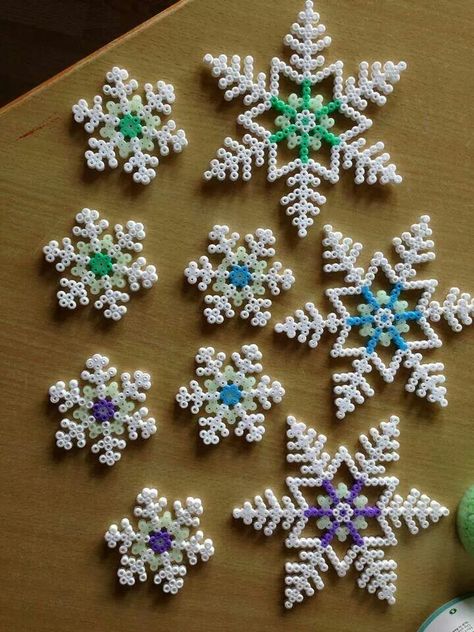 Perler Snowflake Pattern, Hama Bead Snowflakes, Perler Bead Patterns Christmas, Snefnug Med Perler, Perler Bead Christmas Ornaments, Perler Beads Christmas, Melted Bead Crafts, Hama Beads Christmas, Melt Beads Patterns