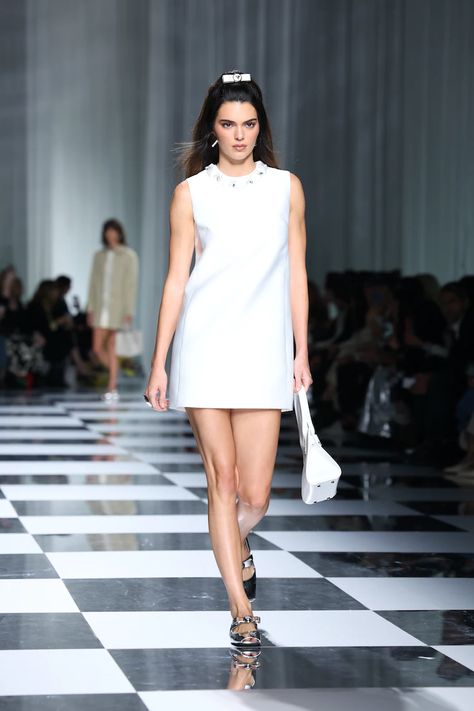 Kendall Jenner Fashion Show, Kendall Jenner Versace, Gigi Hadid And Kendall Jenner, Kendall Jenner Runway, Kendall Jenner Modeling, Kendall Jenner Makeup, Kendal Jenner, Versace Runway, Versace Fashion