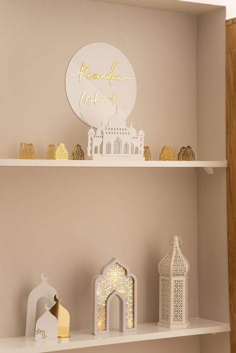 Lanterne, décoration Ramadan, porte lumineuse chez HappyMuzDeco Eid Home Decor, Ramadhan Decor Ideas, Ramadan Props, Ramadan Chart, Ramadhan Decor, Deco Ramadan, Ramadan Aesthetic, Ramadan Table Decor, Eid Ul Fitr Decorations