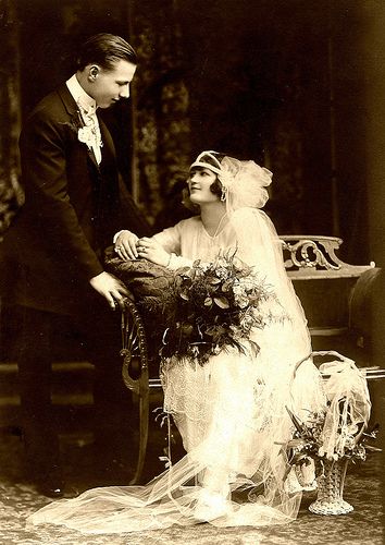 Wedding Photo ca 1920. I don't usually collect wedding pics but the adoration of this couple for each other really comes thru Photo Metro, Ramon Novarro, 1920 Wedding, Old Wedding Photos, Couples Vintage, 1920s Wedding, Vintage Couples, Vintage Wedding Photos, Film Star