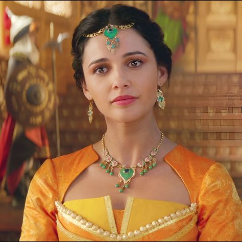 Princess Jasmine Hairstyle, Naomi Scott Jasmine, Jasmine Hairstyle, Jasmine 2019, Aladdin Film, Game Of Thrones King, Princess Jasmine Costume, Disney Enchanted, Belly Dance Outfit