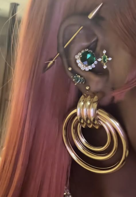 black earthy y2k gold jewels piercings Glam Barbie, Cute Nose Piercings, Pretty Piercings, Ear Curation, Chic Natural, Mod Jewelry, Dope Jewelry Accessories, Cute Nose, Goth Things