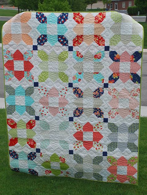 Cindy's Prairie Flower Quilt Prairie Flower Quilt, Quilt Business, Stencils Ideas, Missouri Star Quilt Tutorials, Sewing Corner, Sewing Project Ideas, Simple Quilts, Layer Cake Quilt Patterns, Indigo Quilt