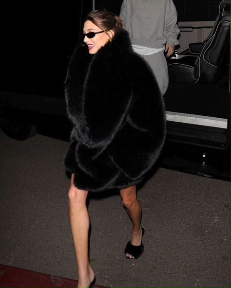 Hailey Bieber Looks, Black Fur Coat, Hailey Bieber Style, Hailey Baldwin Style, Black Cat Eye, Red Louboutin, Cold Outfits, Hailey Baldwin, Fur Fashion