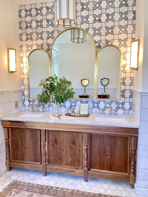 Joanna Gaines Latest Fixer Upper House: The Castle 2/2 - CuterTudor Joanna Gaines Bathroom, Fixer Upper House, Chip And Joanna Gaines, Magnolia Homes, Bathroom Renos, Joanna Gaines, Bathroom Inspo, Bathroom Reno, Counter Tops