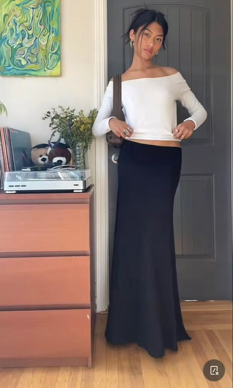 Black Linen Maxi Skirt Outfit, Satin Skirt Outfit Aesthetic, Low Rise Maxi Skirt Outfit, Long Black Skirt Winter Outfit, Long Grey Skirt Outfit, Long Satin Skirt Outfit, Long Black Skirt Outfit, Low Rise Maxi Skirt, Long Skirt Outfit