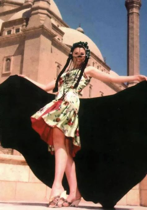 Cultural Traditions in Dance & Dress: A Brief History of Egyptian Folklore Dancing | Egyptian Streets Dear Teacher, Egyptian People, Egyptian Accessories, Egyptian Clothing, Egyptian Beauty, Egyptian Women, Egyptian Actress, Female Dancers, Black Tulips