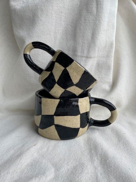 Cool Mugs Ceramic, Minimal Pottery Design, Pottery Mugs Designs, Pottery Painting Ideas Checkered, Pottery Painting Checkered, Checkered Pottery Painting, Ceramic Mug Glaze Ideas, Checkered Ceramics, Designs For Pottery