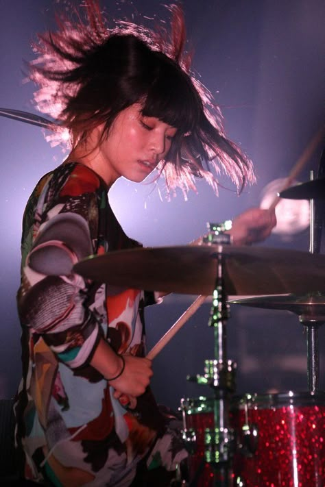 Rock Band On Stage, Drummer Aesthetics, Drums Aesthetic, Drums Girl, Female Drummer, Live Music Photography, The Drums, Female Musicians, Human Poses Reference