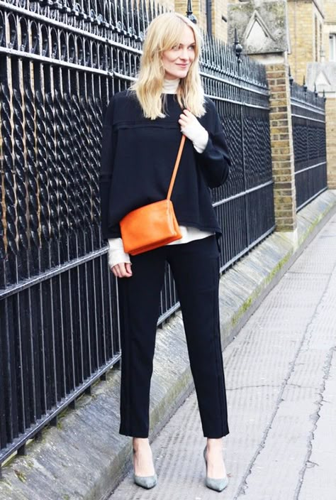 Outfit With Orange Bag, Orange Bag Style, Orange Bag Outfit, How To Wear Turtleneck, Orange Outfits, Orange Purse, Orange Handbag, Purse Outfit, Blogger Street Style