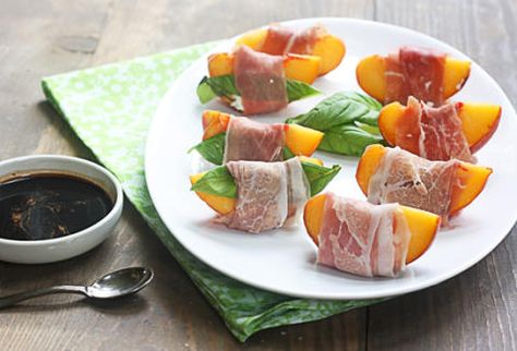 peaches wrapped in prosciutto with a balsamic glaze   #appetizer Proscuitto Appetizers, Peach Prosciutto, Prosciutto Appetizer, Prosciutto Wrapped, Grilled Ham, Prosciutto Wrapped Asparagus, Football Party Food, Peach Recipe, Balsamic Glaze