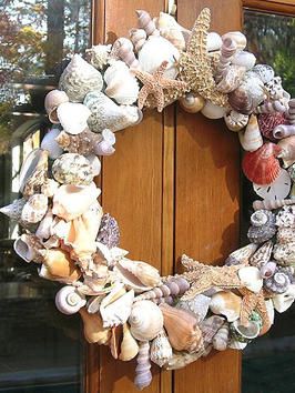 I want to make this from my shells I've collected in Sanibel, FL over the years. Seashell Projects, Seashell Wreath, Shell Wreath, Beach Wreath, Sea Shell Decor, Diy Summer, Shell Decor, Seashell Art, Beach Crafts