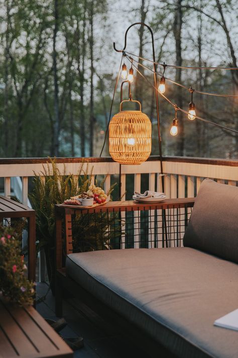 Maximizing the Layout of a Small Deck in 5 Steps! Small Deck Inspiration, Outdoor Furniture Layout Ideas, Small Deck Decor, Deck Layout Ideas Furniture, Small Back Deck Decorating Ideas, Balcony Layout, Deck Furniture Ideas, Small Deck Furniture Layout, Small Deck Ideas