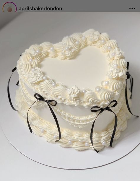 Heart Cake 19 Birthday, White Cake Ideas Birthdays, Twenty Five Birthday Cake, Heart Shaped Bday Cake, Trend Birthday Cake, Black And White Heart Cake, Cute Birthday Cakes Aesthetic, 18th Birthday Cake Girl, Pretty Cakes Aesthetic