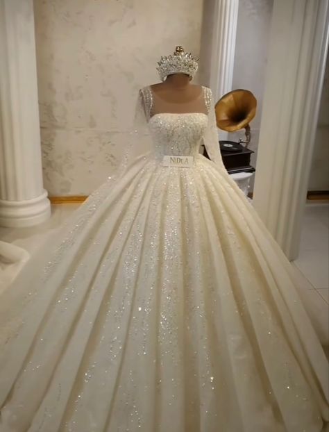 Stunning Wedding Dresses Princesses, Dream Wedding Gown Princesses, Big Wedding Dresses Ball Gown Princesses, Bride Dress Aesthetic, Princess Ballgown Wedding Dresses, Wedding Dress Big, Wedding Dress Princess, Queen Wedding Dress, Extravagant Wedding Dresses