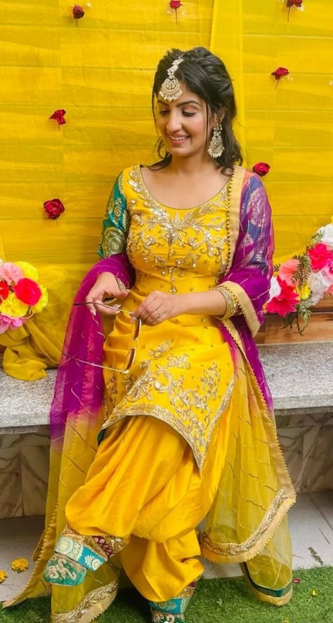 Panjabi Suit Salwar, Yellow Punjabi Suit, Punjabi Wedding Suit, Panjabi Suit, Punjabi Suits Party Wear, Patiala Suit Designs, Suite Design, Ethnic Suit, Yellow Suit