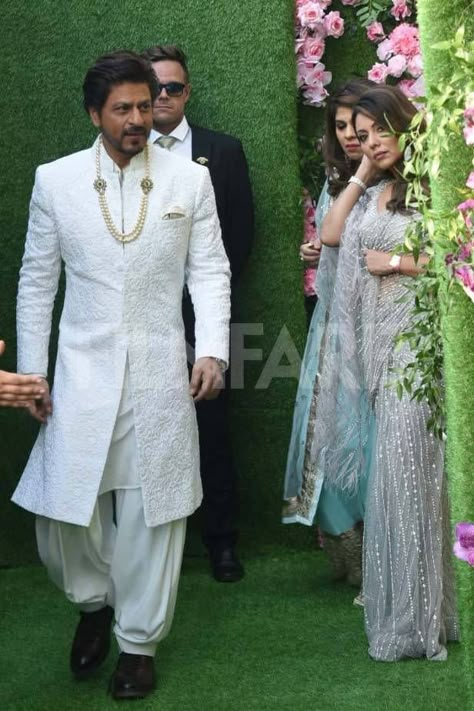 Shah Rukh Khan and Gauri Khan steal the show at Akash Ambani and Shloka Mehta's wedding | Filmfare.com Akash Ambani, Ambani Wedding, Indian Wedding Suits Men, Indian Groom Dress, Man Dress Design, Gauri Khan, Mens Indian Wear, Sherwani For Men Wedding, Wedding Kurta