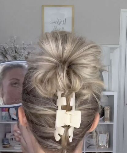 Hi all! My name is Mandy Sims and I am new to Upstyle. I love sharing simple hair style hacks, makeup hacks and beauty tips. Today I am sharing an amazing easy to replicate hair updo.For this you’ll need the following: 1 claw clip 3 small rubber bands 1 medium/large rubber band Before we get started, be sure to follow me on my other social media pages!Follow me on Instagram @mandysimsFollow me on TikTok @mandy.sims Step one:Section off a small section of hair at the bottom and… Hacks Makeup, Two Ponytails, Style Hacks, Hair Bun Tutorial, Hair Upstyles, Easy Hair Updos, Hairstyles For Layered Hair, Simple Hair, Hair Tips Video