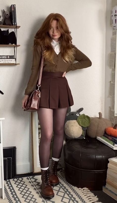 Winter Outfits Skirt Midi, Interview Outfit Women Skirt, Gonna Marrone Outfit, Tan Courderoy Skirt Outfits, 2000s Fashion Preppy, Outfit For 4'11 Height Women, Small Belt Outfit, Festive Holiday Outfits Christmas, 1 Outfit Many Ways