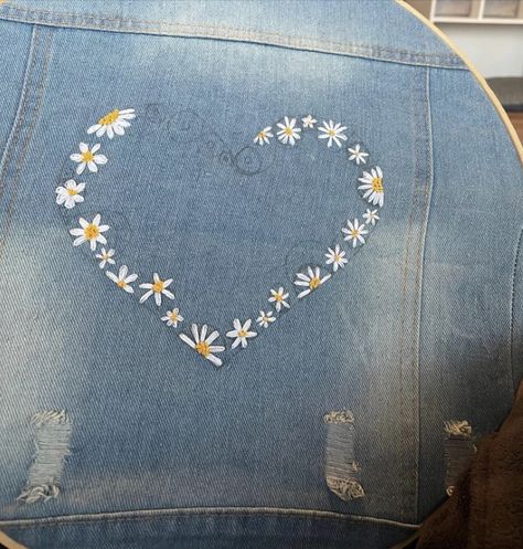 Embroidering Jeans, Decorated Jeans, Denim Jacket Embroidery, Embroidery Jeans Diy, Jeans Embroidery, Embroidered Hearts, Clothes Embroidery Diy, Diy Crafts Bookmarks, Denim Embroidery