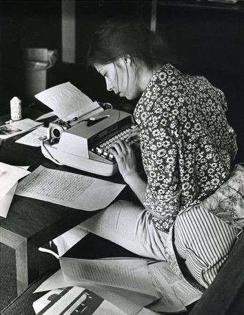 Wellesley, 1974 70s Journalist, Woman Typewriter, Woman Writing Aesthetic, Female Writer Aesthetic, Writer Photoshoot Ideas, Writer Photoshoot, Writer Fashion, Writer Aesthetic, Woman Writing