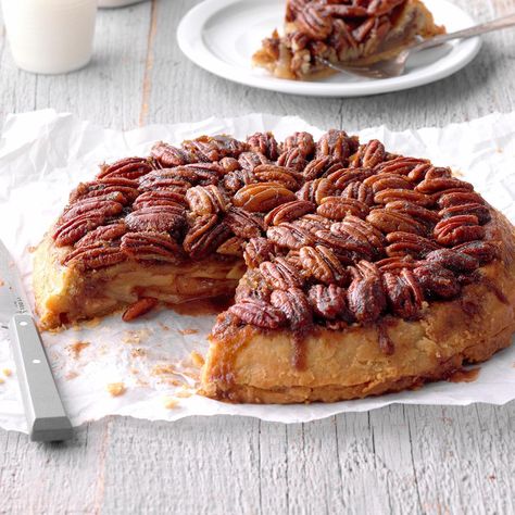 Spiced Upside-Down Apple Pie Upside Down Apple Pie, Apple Pecan Pie, Warm Desserts, Cake Mug, Best Pie, Caramel Pecan, Fall Dessert Recipes, Apple Pie Recipes, Cold Nights