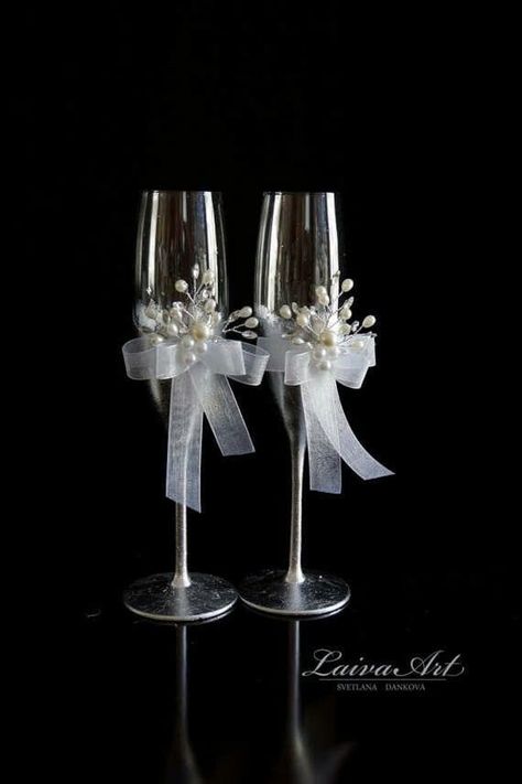 Bride And Groom Champagne Glasses, Champagne Glasses Decorated, Personalized Wedding Glasses, Bride And Groom Champagne, Champagne Flutes Wedding, Glass Decor Ideas, Glasses Bride, Wedding Toasting Glasses, Toasting Flutes Wedding