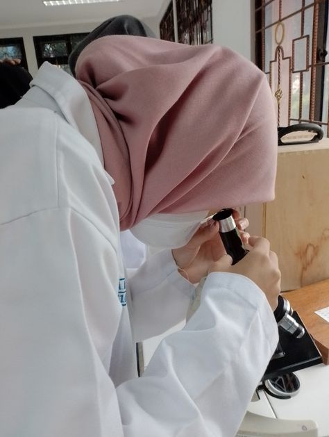 Hijabi Doctor, Female Doctor Aesthetic, College Dump, Stem Girl, Doctor Girl, Cardio Workout Plan, Forever Song, Medical Lab Technician, Medicine Snaps