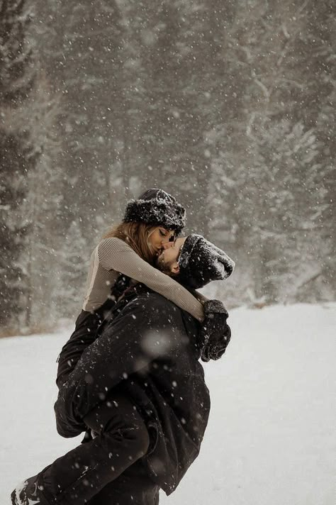 Snowy Pictures Photography, Couples Outfits For Pictures Winter, Couple Goal Winter, Snow Photography Couples, Snow Photoshoot Ideas Couple, Couple Snow Aesthetic, Winter Couple Pictures Aesthetic, Snowy Couples Photoshoot, Snow Couples Photoshoot