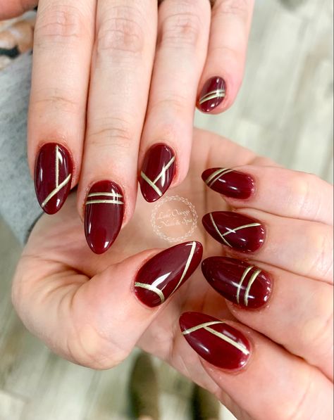 Red And Gold Nails Simple, Red And Gold Nail Art, Burgundy Nails With Gold, Burgundy And Gold Nails, Nails With Gold Accent, Line Nail Designs, Red And Gold Nails, Nails With Gold, Dark Red Nails