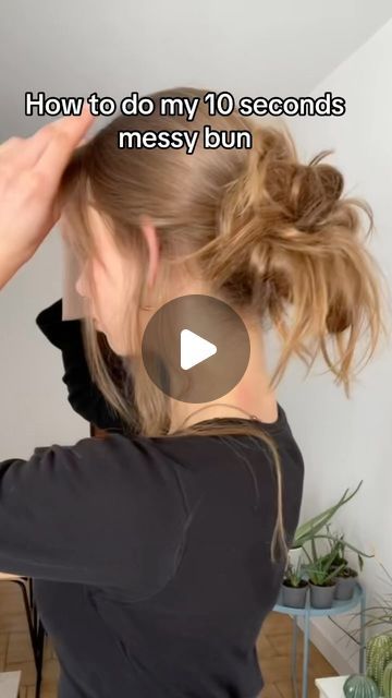 Messy Hair Bun Tutorial, Easy Messy Hairstyles, Low Bun Tutorials, Low Messy Buns, Cute Messy Buns, Sanggul Modern, Messy Hair Bun, Easy Messy Bun, Bun Tutorials