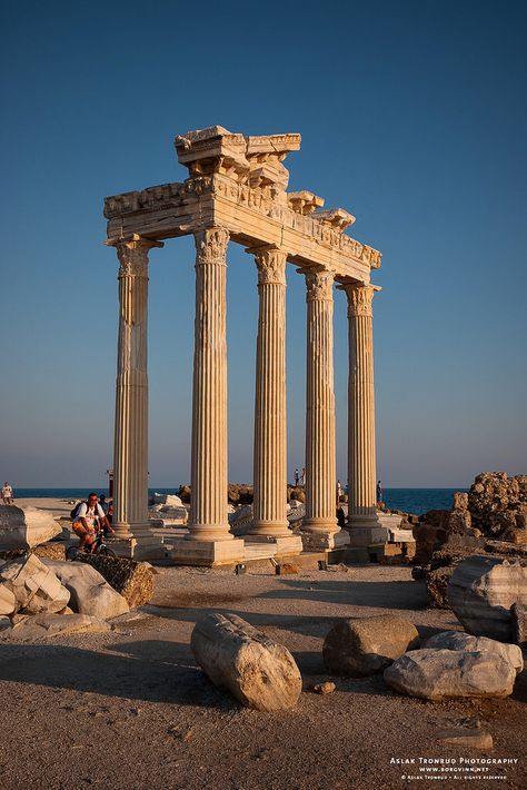 Temple of Apollo Apollo Temple Greece, Apollos Temple, Temple Of Apollo Delphi, Apollo Temple, Greece Drawing, Western Architecture, Apollo Aesthetic, Delphi Greece, Apollo Greek