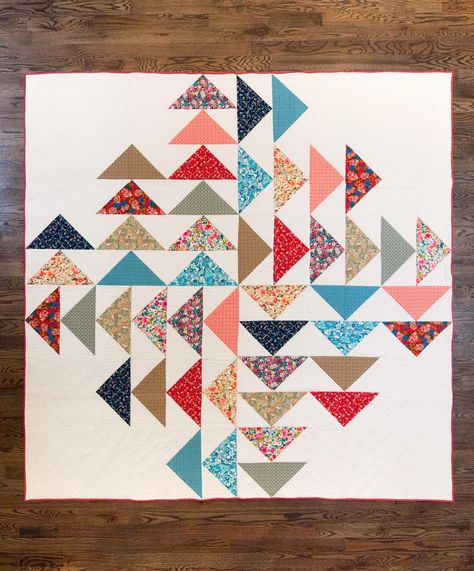 I love the look of Flying Geese Quilts and here are 15 inspiration projects to get you making a flying geese quilt of your own! Colchas Quilting, Flying Geese Quilt, Four Winds, Tiger Crafts, Quilted Wall Hanging, Quilt Modernen, Half Square Triangle Quilts, Miniature Quilts, Scrap Quilt