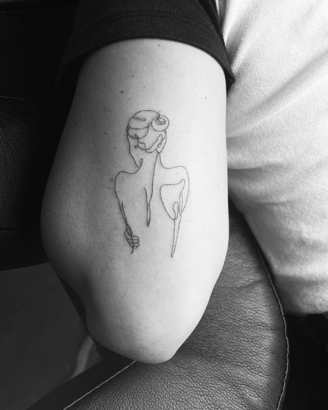 Feminine Linework Tattoo, Woman Line Drawing Tattoo, Back Tattoo Women Line Art, Feminine Figure Tattoo, Fine Line Woman Silhouette Tattoo, Woman Fine Line Tattoo, Tattoos Of People, Female Form Tattoo, Female Silhouette Tattoo