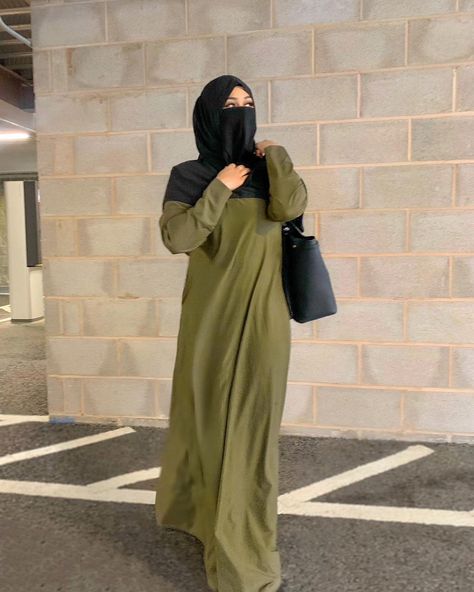 S Y E D A 🌹 | سيدا on Instagram: “Happy Friday. Have a blessed Jummah and may your week be filled with blessings and your sincerest duas be answered🌙 Abaya @onlyhijab Khaki…” Girl Mask, Clear Skin Face, Style Hijab, Modesty Fashion, Niqab, Hijab Outfit, Happy Friday, Clear Skin, Hijab Fashion