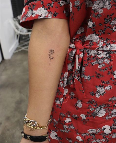 Bang Bang Tattoo on Instagram: “@msantana.nyc ✨🌹✨” Small Rose Tattoo, Single Needle Tattoo, Red Rose Tattoo, Rose Tattoo Design, Tattoo Designs For Girls, Dainty Tattoos, Feminine Tattoos, Little Tattoos, Simplistic Tattoos