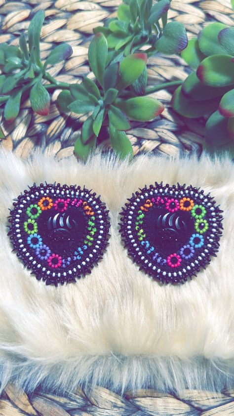 Beautiful black bear claw heart centers with neon flowers and rope stitch pattern edged with black sequins and black beads on black faux leather with silver post Neon Beadwork, Cab Earrings, Rope Stitch, Native Beading, Neon Flowers, Beaded Earrings Native, Earrings Patterns, Boutique Ideas, Bear Claw