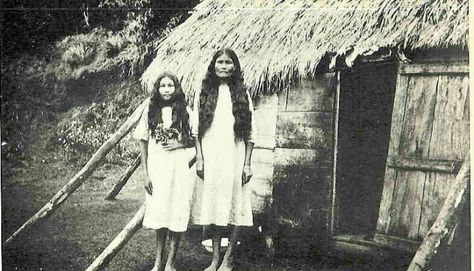 Taina women in front of their bohio in Borinquen (year?) Arawak Taino, Taino Indians, Puerto Rico Pictures, Puerto Rico History, Puerto Rican Pride, Puerto Rican Culture, Lesser Antilles, Puerto Rican Recipes, Porto Rico