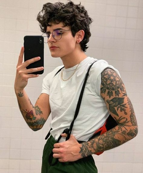 Queer Man Haircut, Masc Haircuts Wavy Hair, Masculine Short Curly Hair, Lesbian Haircut Curly Hair, Short Curly Queer Haircut, Lesbian Short Curly Hair, Queer Short Curly Hair, Short Curly Masc Haircuts, Short Haircuts For Men With Thick Hair